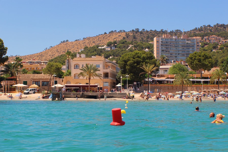 Badebucht von Paguera Mallorca klare turkisgrünes Wasser