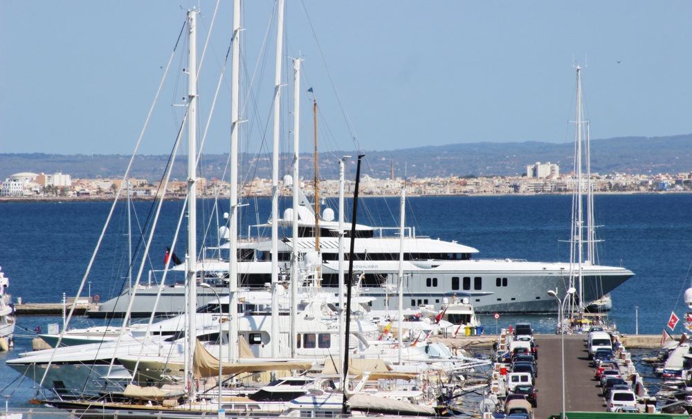 Luxus Motoryacht “MOGAMBO” Palma de Mallorca Chareterpreis 550.000€ pro Woche