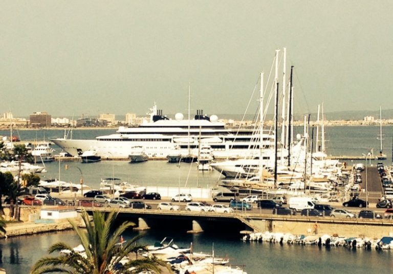 124m Katara Superyacht im Hafen von Palma de Mallorca 124m Katara Superyacht im Hafen von Palma de Mallorca