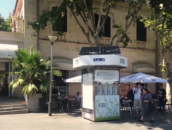 Handy Ladestation für alle am Placa España in Palma de Mallorac direkt bei der Metro