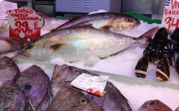 Fisch kaufen und zubereiten lassen in der Markthalle Santa Catalina Fisch kaufen und zubereiten lassen frischer Fisch zubereitet in Santa Catalina Bar d´es Mercat Palma